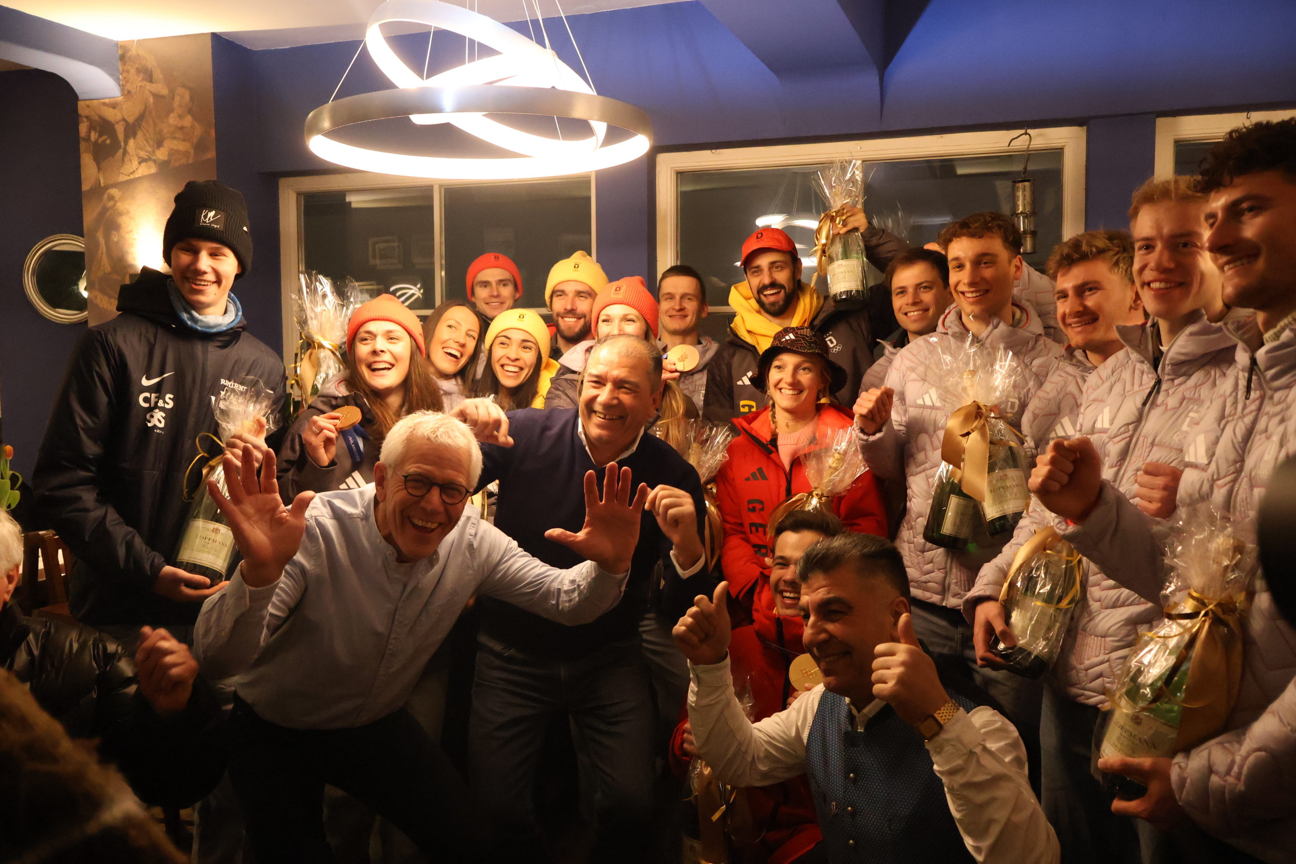 Die Olympioniken zusammen mit den Organisatoren des Events. 