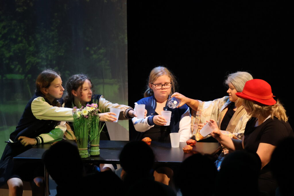 Der rote Hut – ein Theaterstück der Montessorischule Neuötting